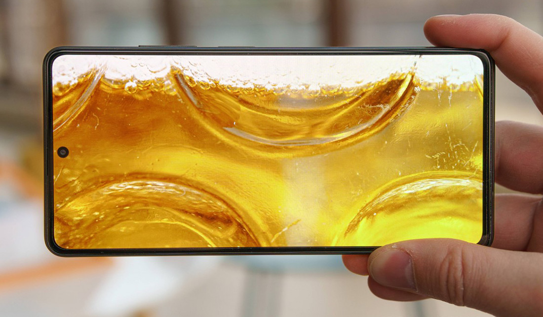 نمایش کیفیت نمایشگر گوشی ریلمی 12 پرو در فیلم