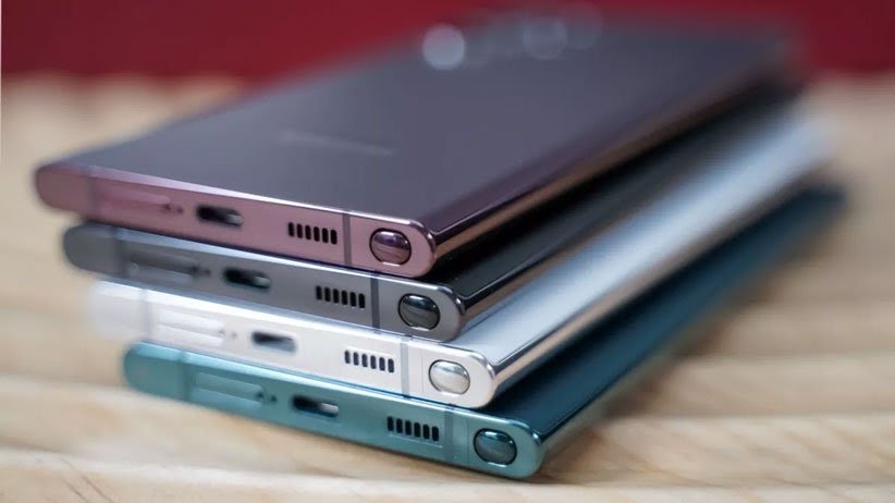 رنگ های گوشی موبایل سامسونگ مدل Galaxy S22 Plus 5G از نمای پایین سمت اسپیکر و قلم و درگاه شارژ