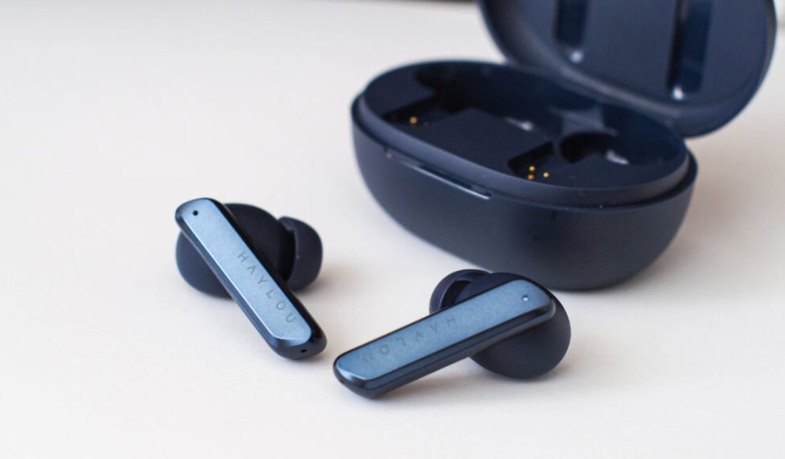 نمای نزدیک ایربادها به همراه کیس در هدفون بلوتوثی هایلو W1