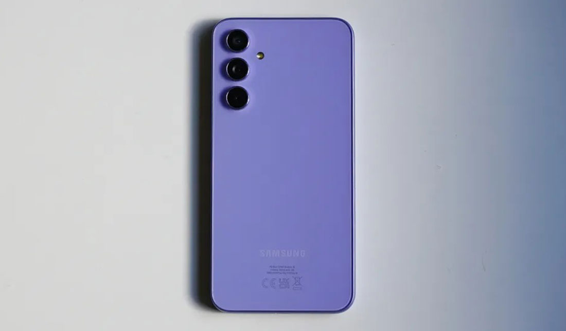 پنل پشتی گوشی گلکسی A54 رنگ بنفش از نمای نزدیک