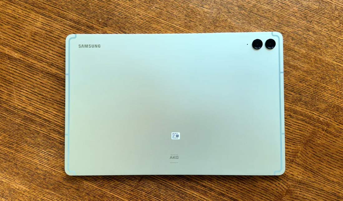 نمایی از پنل پشتی گلکسی تب ‏S9 FE‏ پلاس