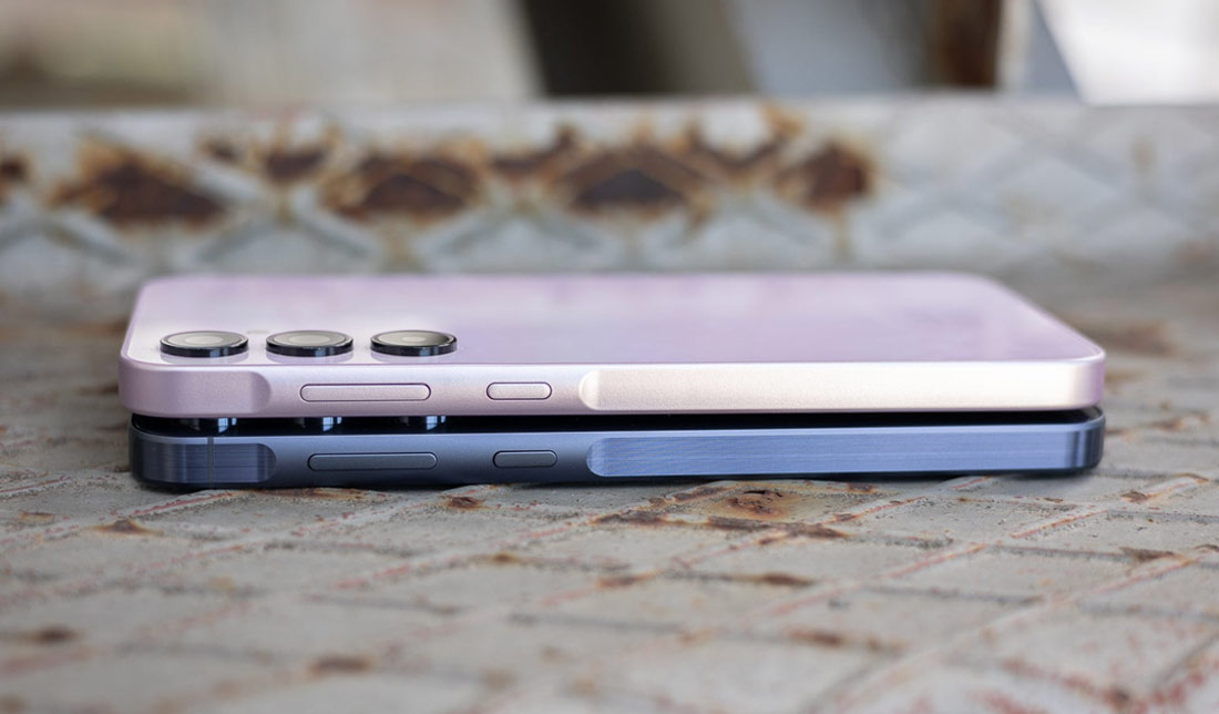 دو گوشیA55 ‎‏ و ‏A35‎‏ سامسونگ بر روی هم از نمای دکمه پاور و صدا