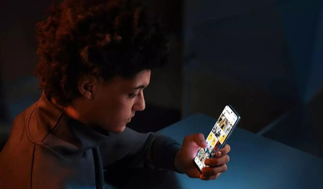 نمایش رابط کاربری پوکو X6 پرو که یک انسان در حال تست آن است