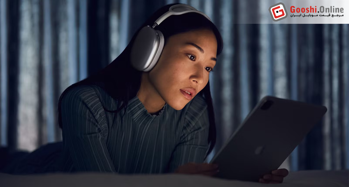 نمایش یک شخص در حال استفاده از هدست اپل