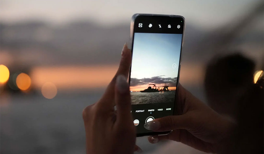 نمایش کیفیت دوربین گوشی آنر x8a از نمای نزدیک در دست انسان