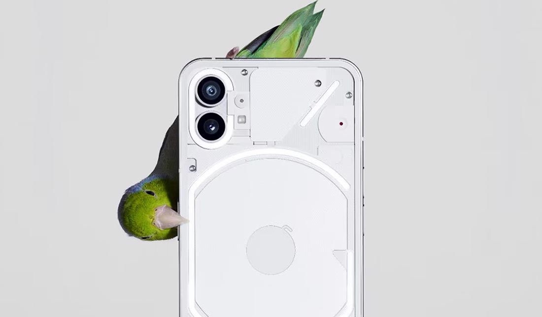 نمای نزدیک گوشی ناتینگ فون 1 در رنگ سفید