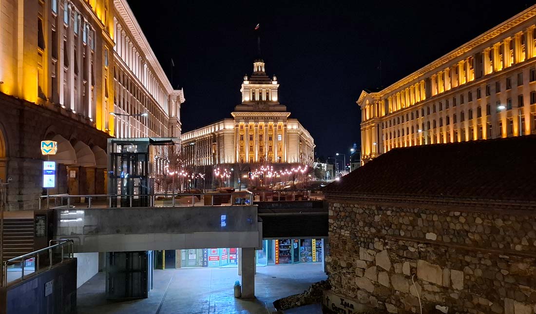 عکس گرفته شده از ساختمان در شب