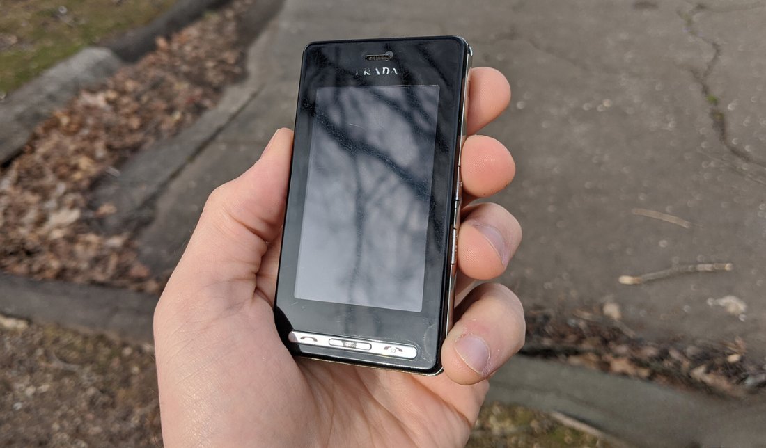 گوشی  ال‌جی پرادا از نمای نزدیک