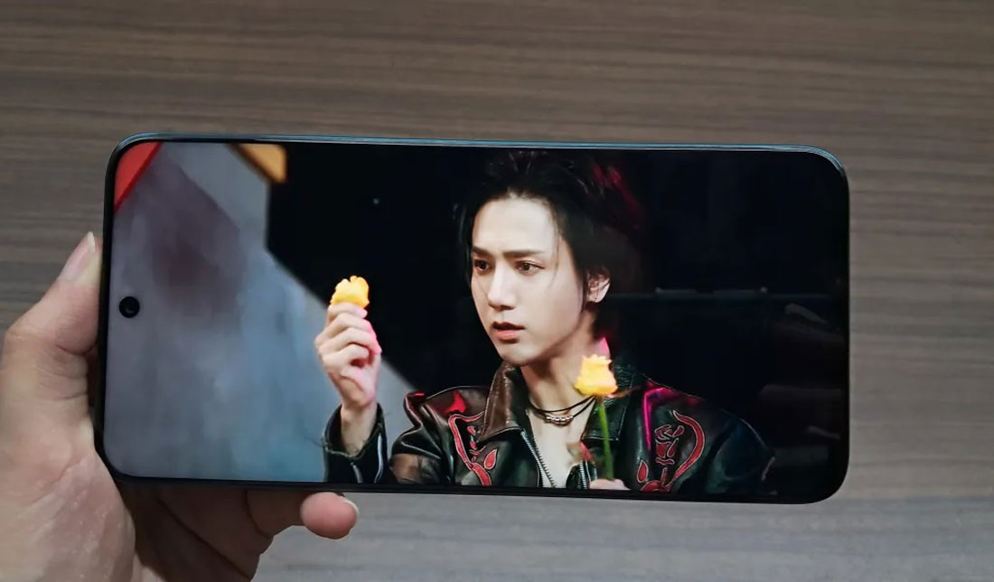 تصویر نمایشگر گوشی ویکو T50 در حال پخش فیلم از نمای نزدیک