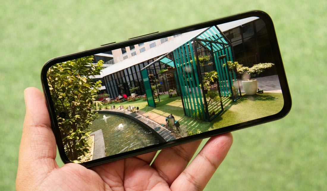 نمایش کیفیت نمایشگر گوشی گوگل پیکسل 8a در نور روز