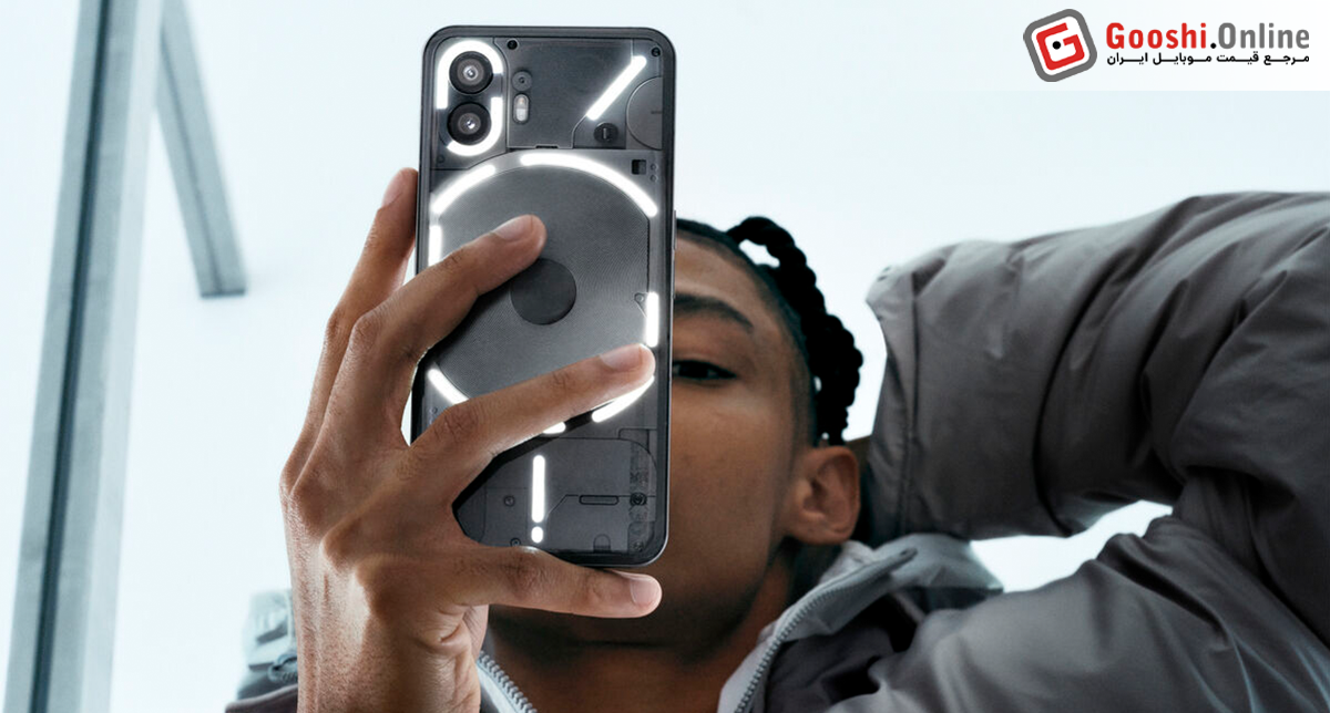 یک شخص در حال عکاسی با گوشی ناتینگ