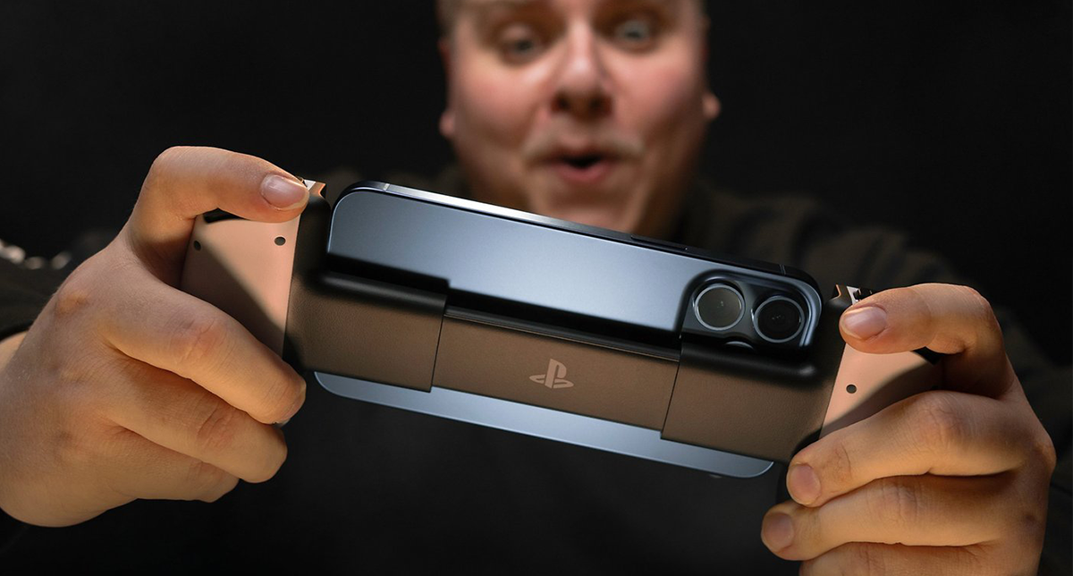 یک شخص در حال بازی کردن با گوشی آیفون