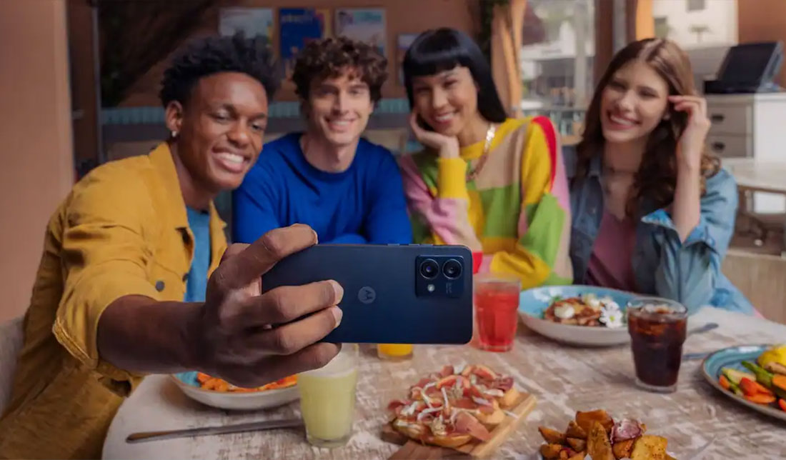 افرادی که در حال گرفتن عکس سلفی با گوشی موتورولا  Moto G84 هستند