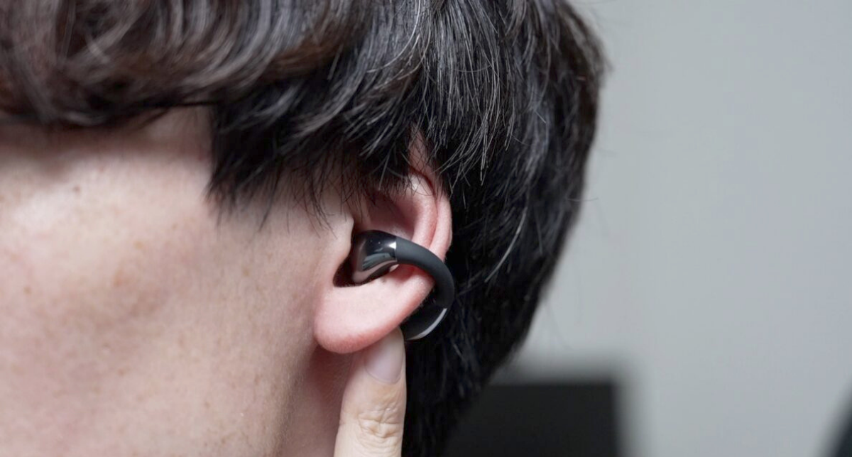 نمایش ایرباد هندزفری کیوسی‌وای Crossky C30 در گوش انسان