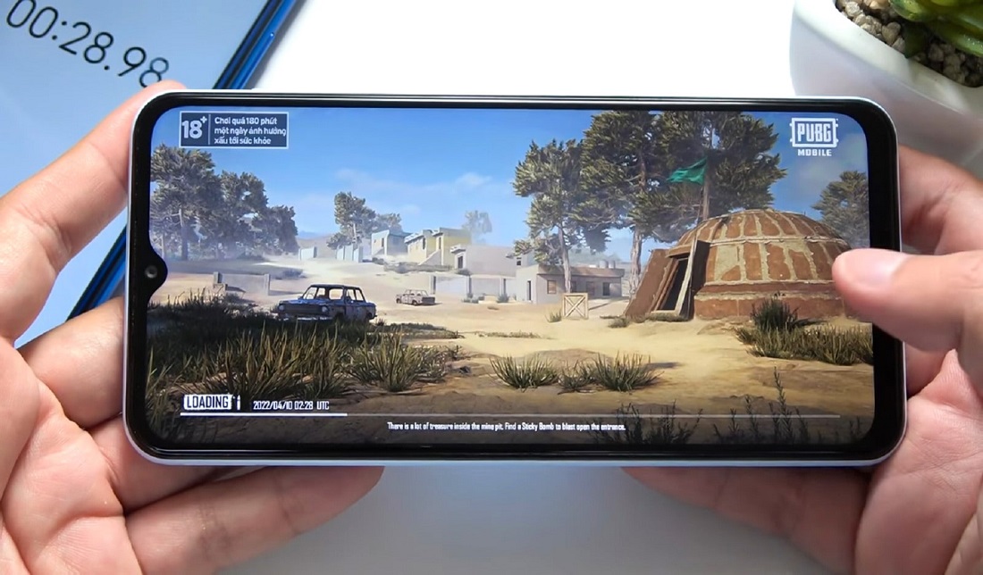 صویر نمایشگر گوشی گلکسی A23 در حال اجرای بازی