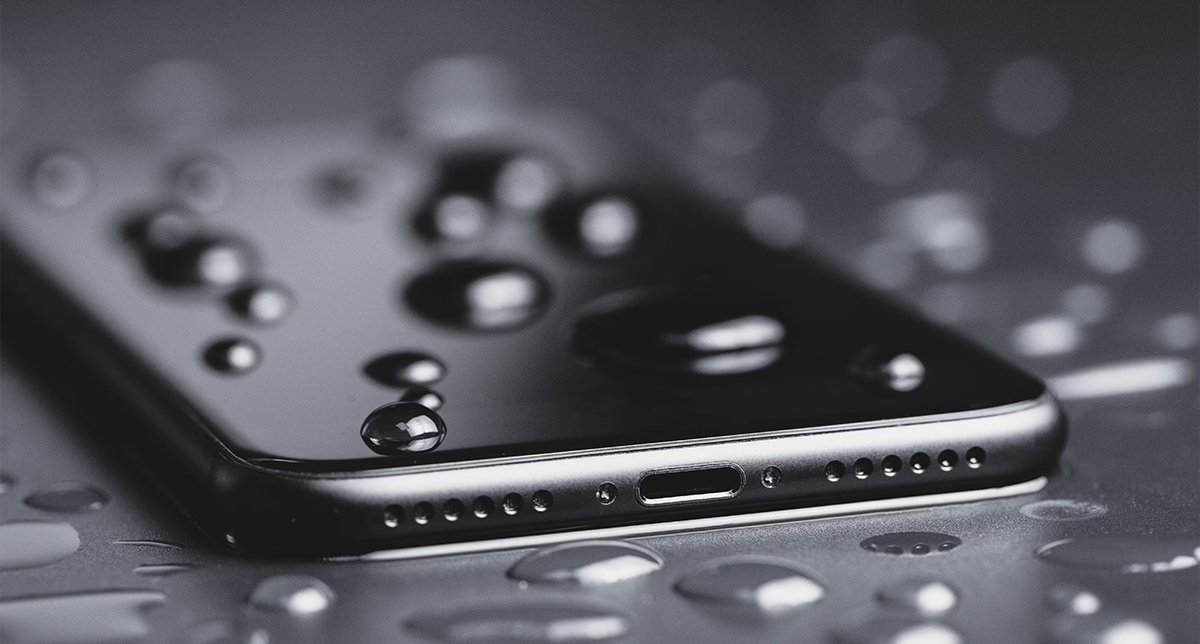 نمایش یک گوشی موبایل که روی آن آب ریخته شده است