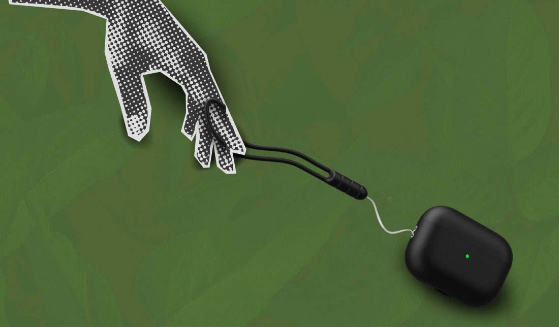 نمای نزدیک ایرپاد پرو 2 (2023) در دست انسان در رنگ مشکی به همراه بند مخصوص