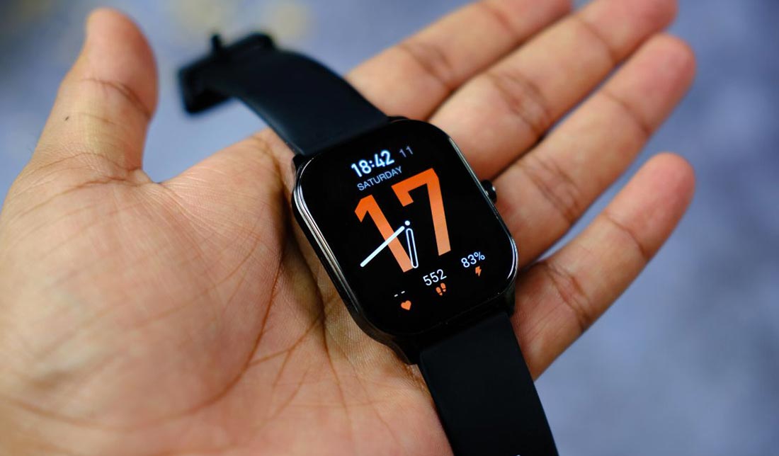 نمایش ساعت هوشمند Amazfit Pop 3S در دست انسان 