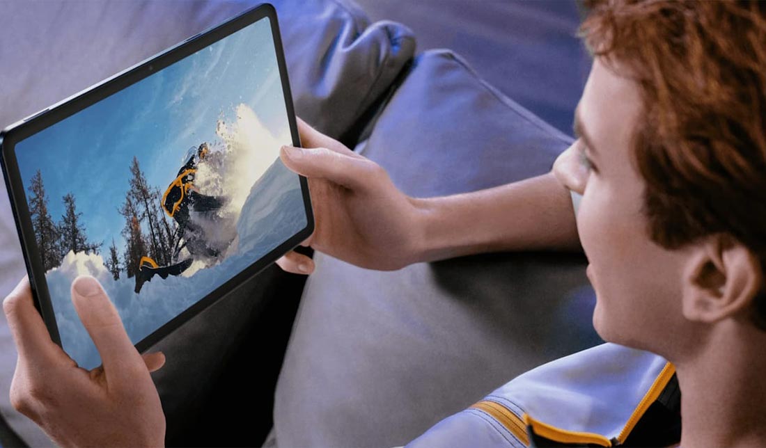 نمایش کیفیت نمایشگر پوکو پد در فیلم در دست انسان