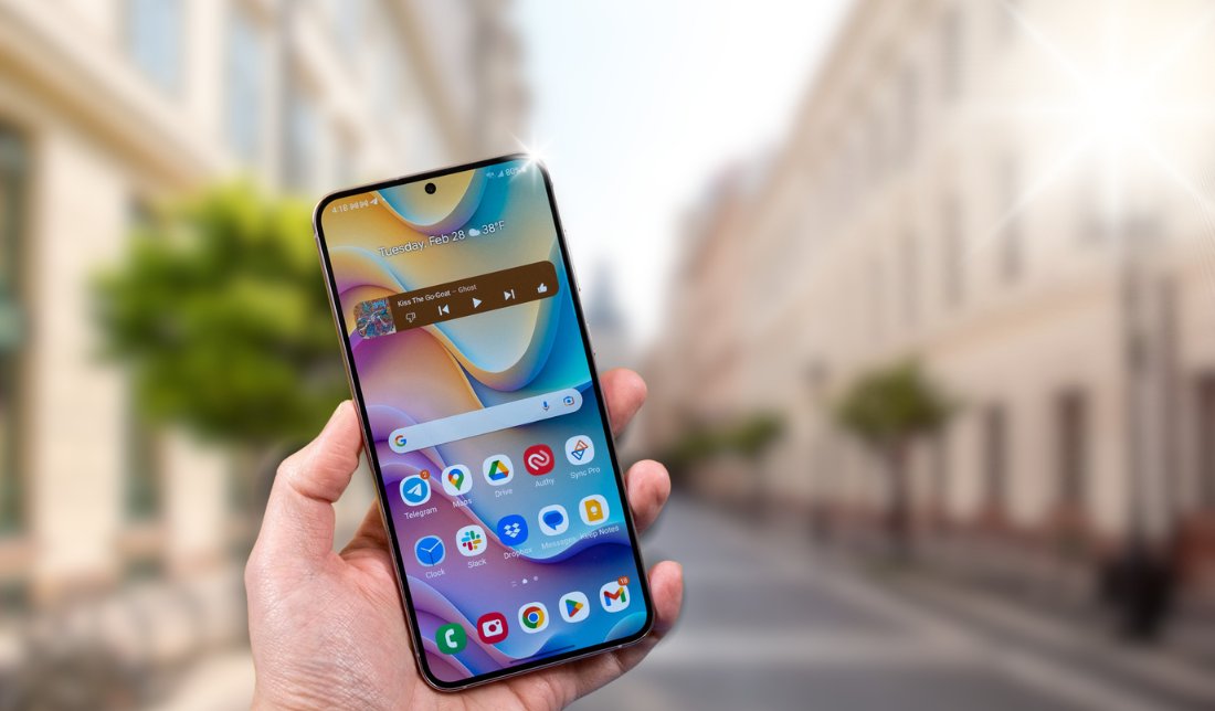 میزان کیفیت و روشنایی نمایشگر گوشی گلکسی s24 در مقابل نور خورشید در محیط بیرون