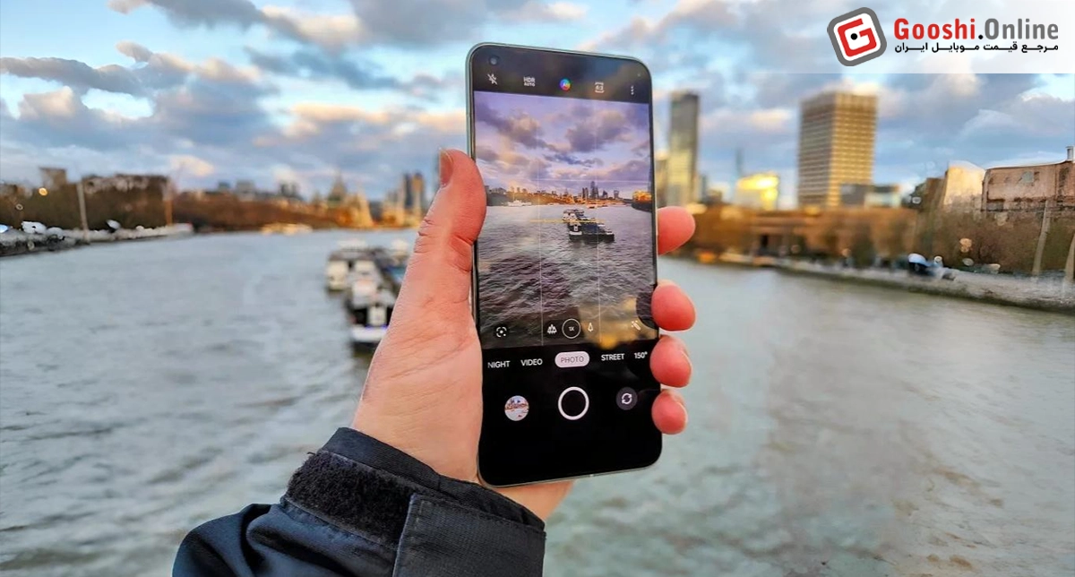 یک شخص در حال عکاسی با گوشی ریلمی