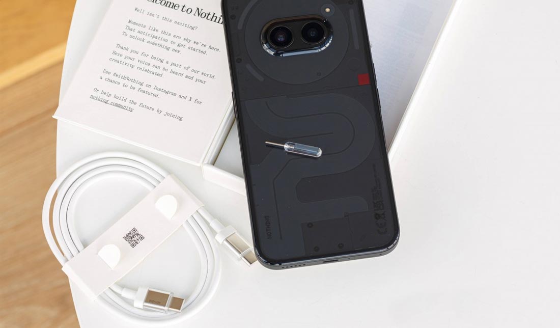 اقلام همراه Nothing Phone 2a شامل سیم شارژر و سوزن