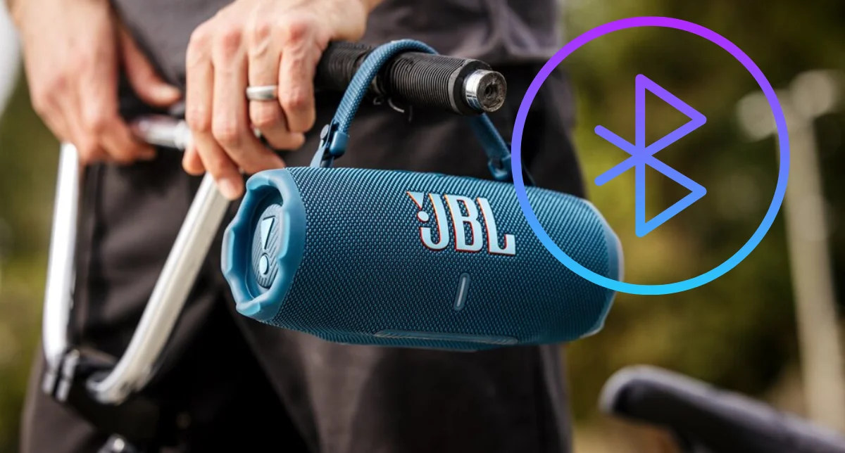 نمایش یک اسپیکر قابل حمل که به دسته یک دوچرخه آویزان شده است