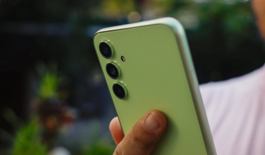 نمای کاملا نزدیک گوشی گلکسی A54 در دست انسان در رنگ سبز