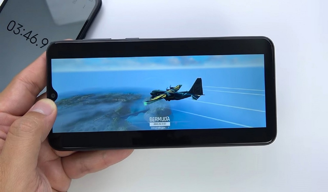 تصویر نمایشگر گوشی گلکسی A04e در حال اجرای بازی