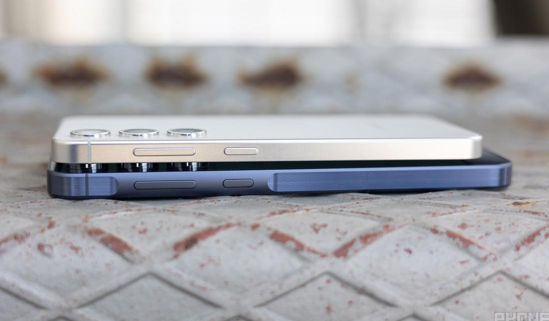 دو گوشی A55 و  S24 بر روی هم از نمای دکمه پاور و صدا