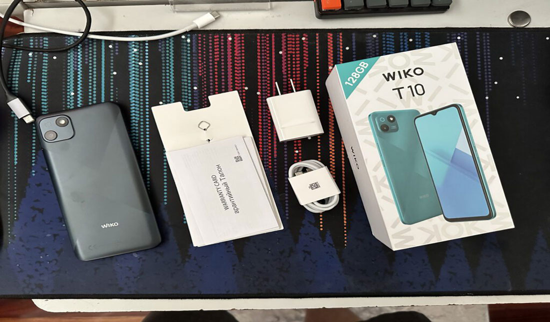 محتویات جعبه گوشی ویکو T10 شامل شارژر، کابل USB و گوشی