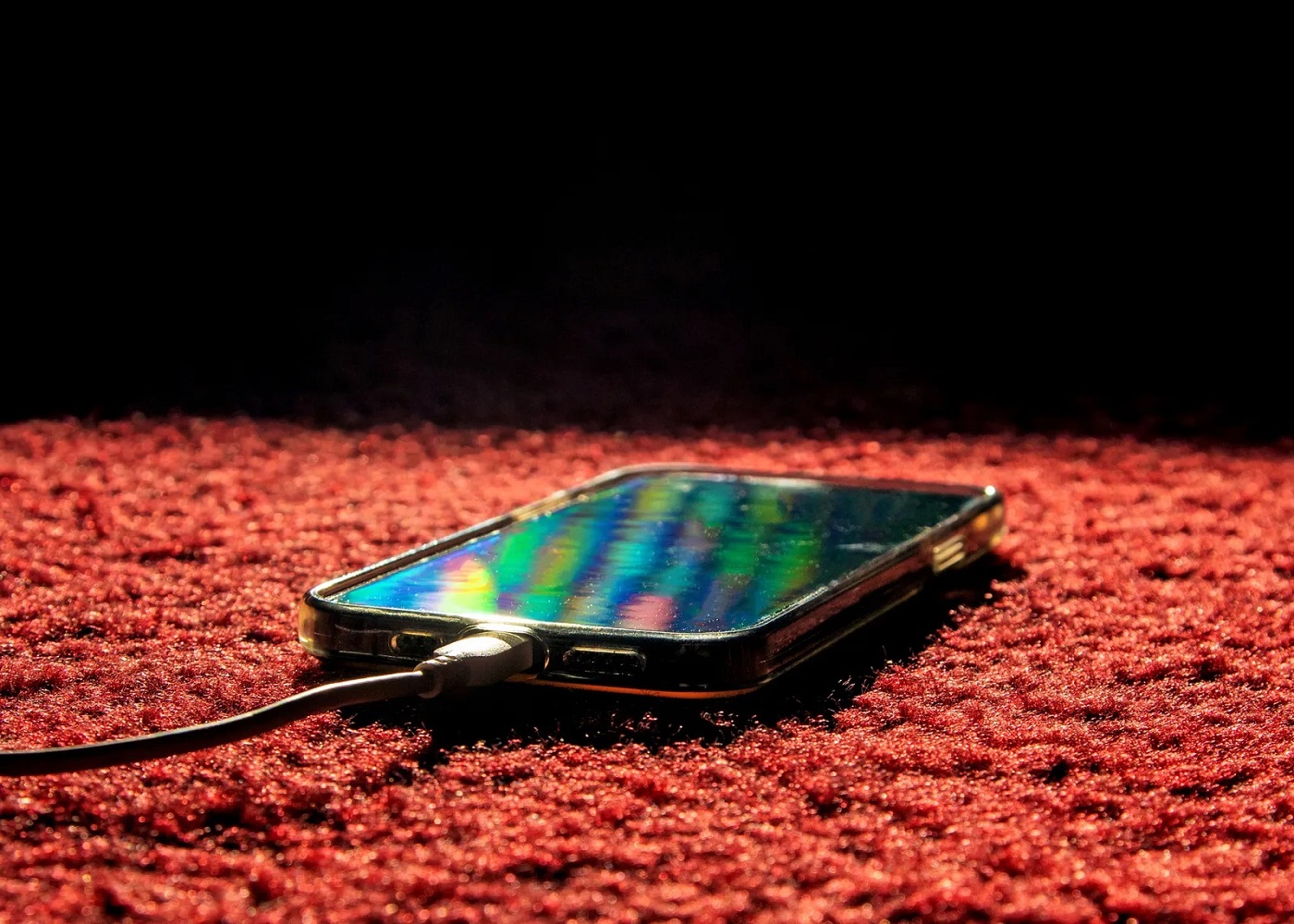 تصویر گوشی موبایل در حال شارژ