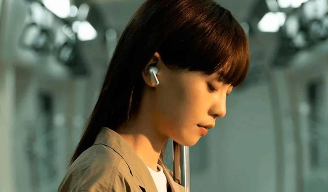 نمایش نحوه قرارگیری هندزفری بلوتوثی شیائومی ردمی بادز 5 در گوش انسان