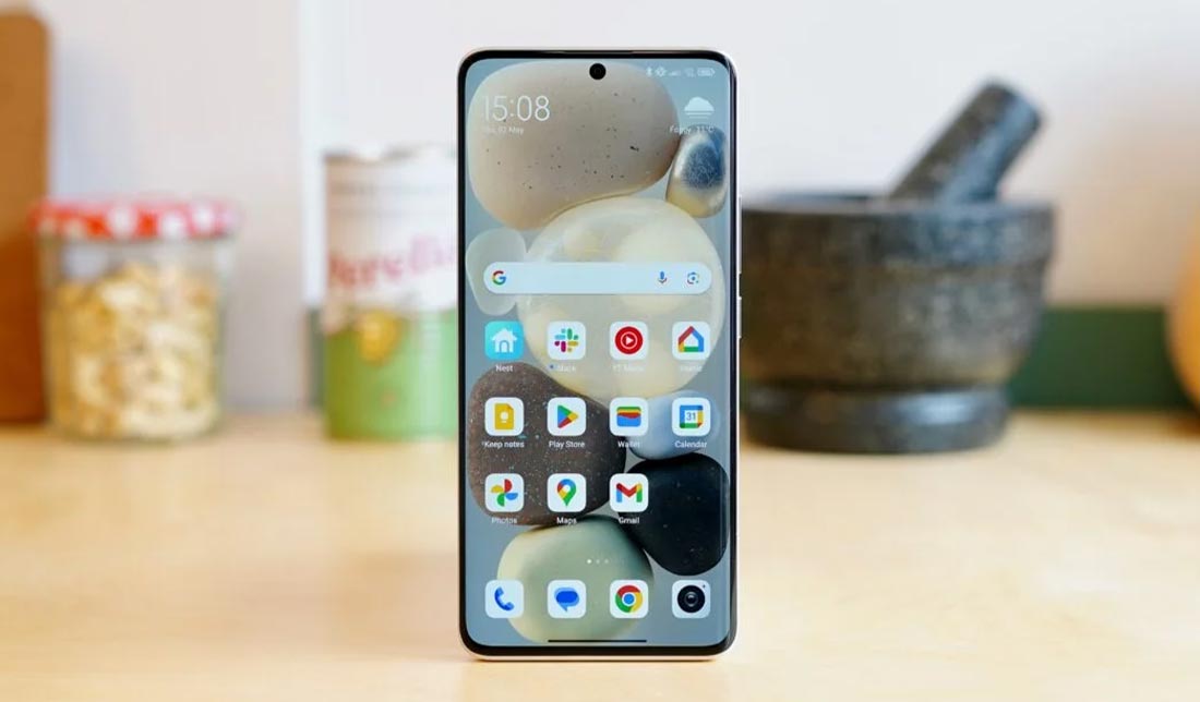 نمایش کیفیت صفحه‌نمایش گوشی شیائومی ردمی نوت 13 پرو پلاس در نور محیط معمولی