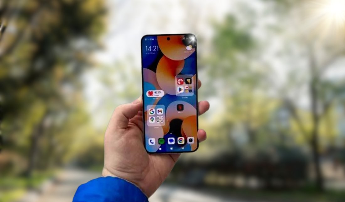 نمایش روشنایی صفحه‌نمایش گوشی شیائومی ردمی نوت 13 4G در نور روز در محیط بیرون