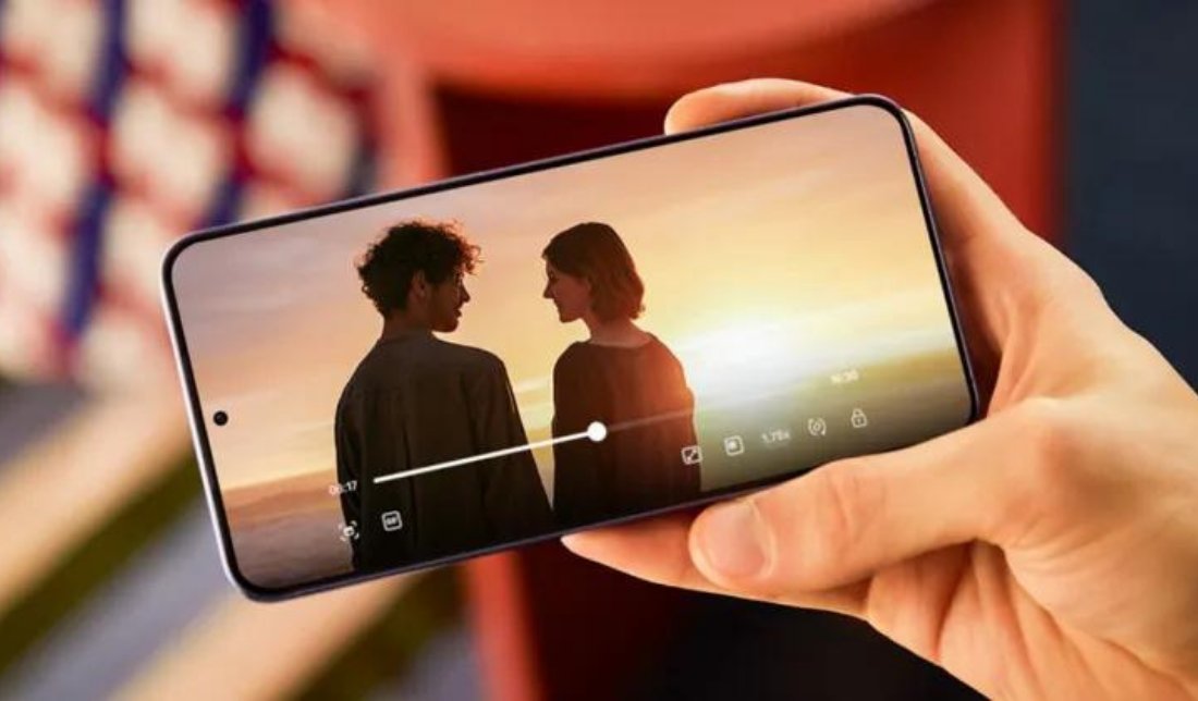 نمایش کیفیت روشنایی صفحه‌نمایش گوشی سامسونگ گلکسی S24 پلاس