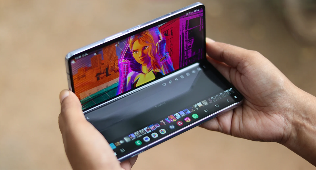 یک شخص در حال ویرایش ویدیو در گوشی سامسونگ گلکسی Z Fold SE