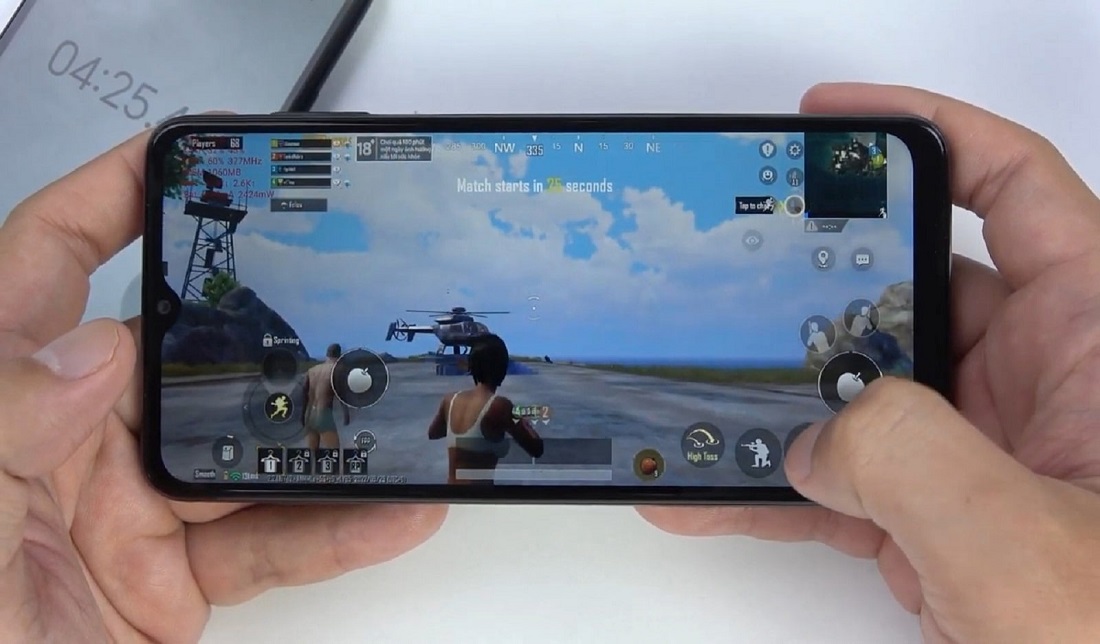 تصویر نمایشگر گوشی گلکسی A04s در حال اجرای بازی