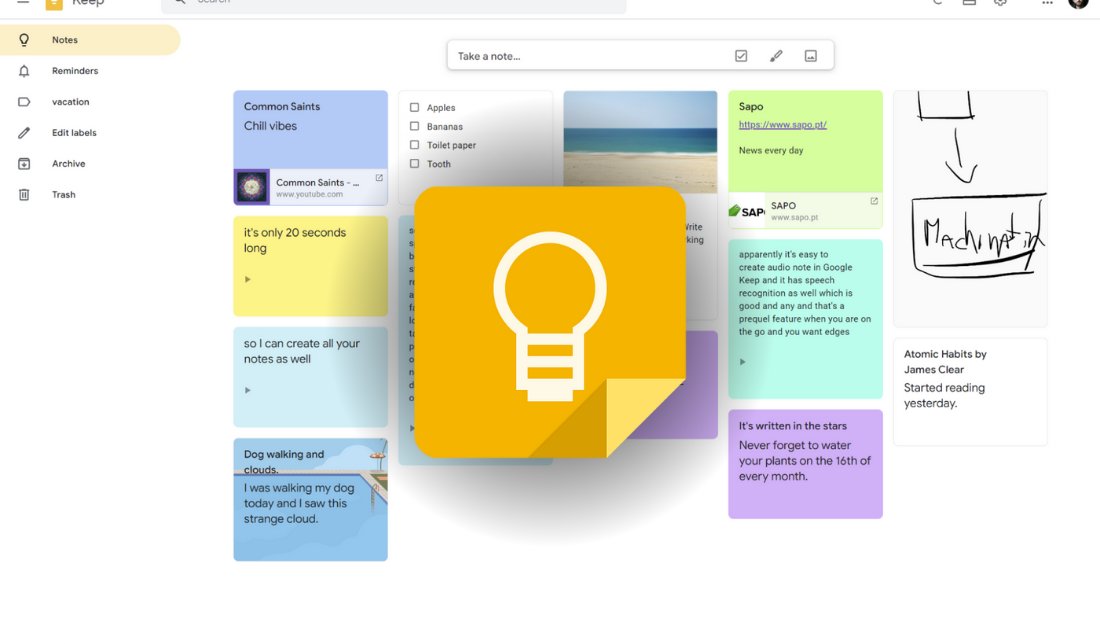 نمایشی از نمای داخلی نرم‌افزار Google Keep به همراه نمایش لوگو آن در وسط تصویر