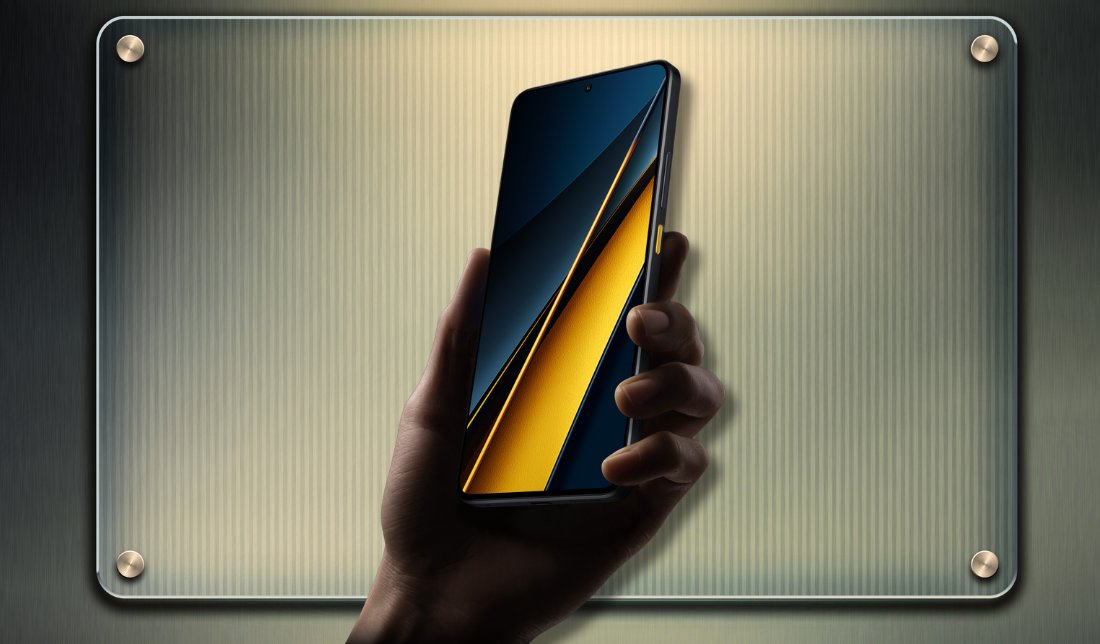 نمایش کیفیت نمایشگر پوکو X6 پرو  در دست انسان