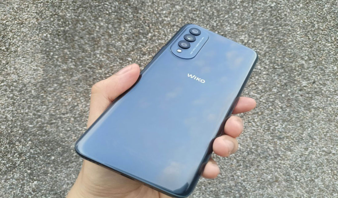 پنل پشتی گوشی ویکو T50 رنگ مشکی از نمای نزدیک در دست کاربر