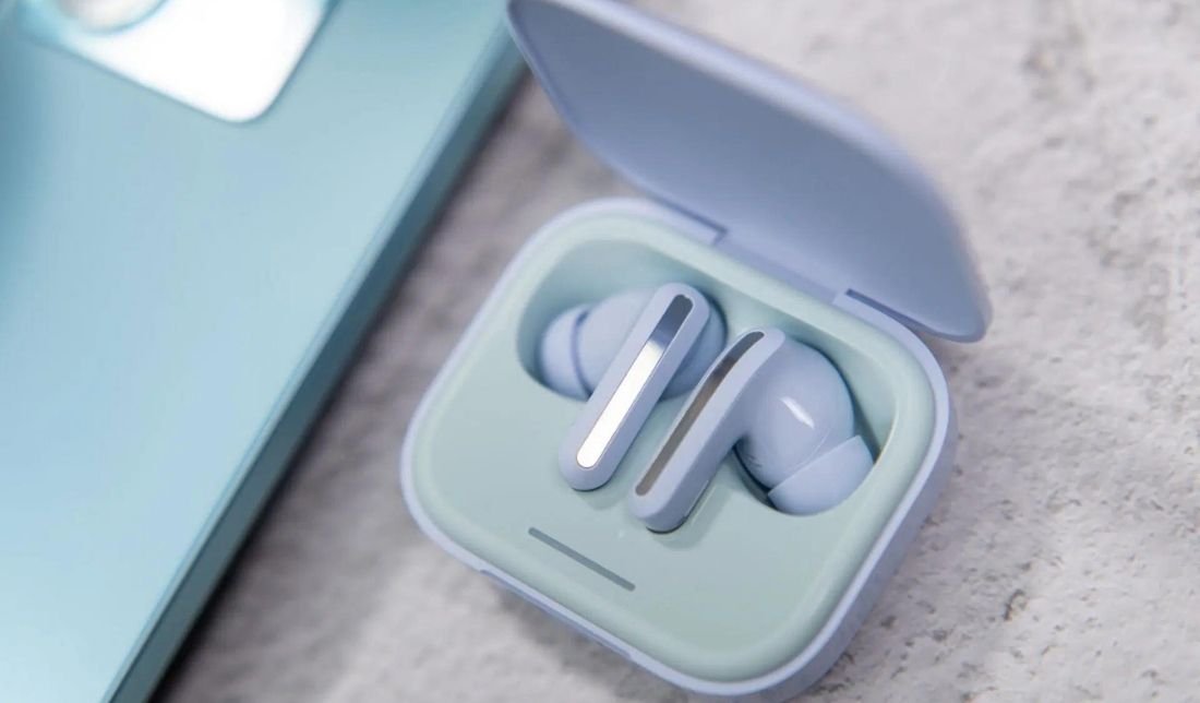 شکل ظاهری هندزفری بلوتوثی ردمی بادز 5 در رنگ آبی از نمای نزدیک