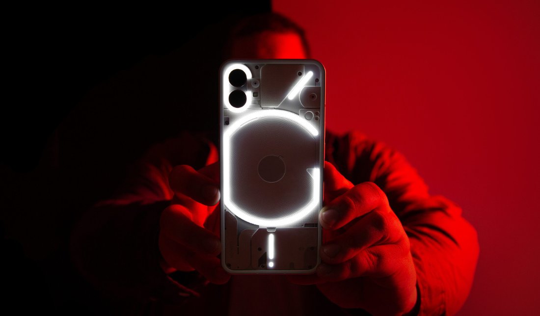 نمایش پشتی گوشی ناتینگ فون 1 در رنگ سفید