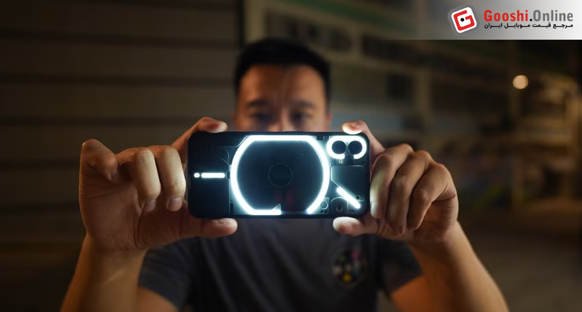 یک شخص در حال عکاسی با گوشی ناتینگ