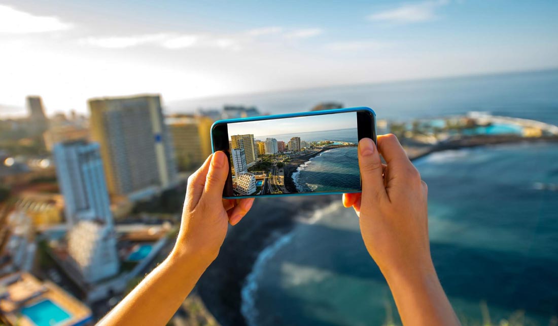 تصویر ثبت شده توسط لنز فوق عریض از محیط یک شهر