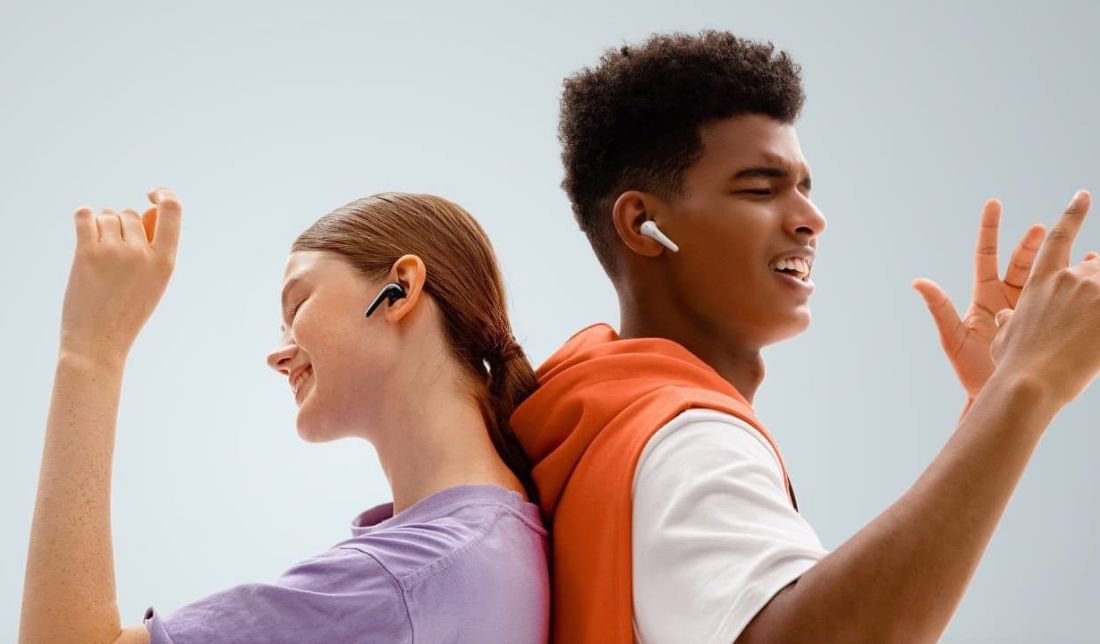 نمایشی از نحوه قرارگیری هندزفری بلوتوثی وان مور comfobuds 2 در گوش انسان