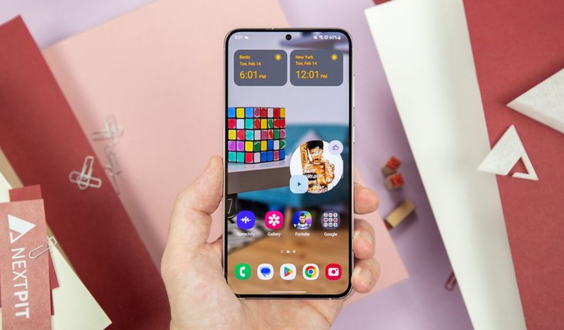 نمای نزدیک صفحه‌نمایش گوشی گلکسی s24 برای نشان دادن محیط سیستم‌عامل