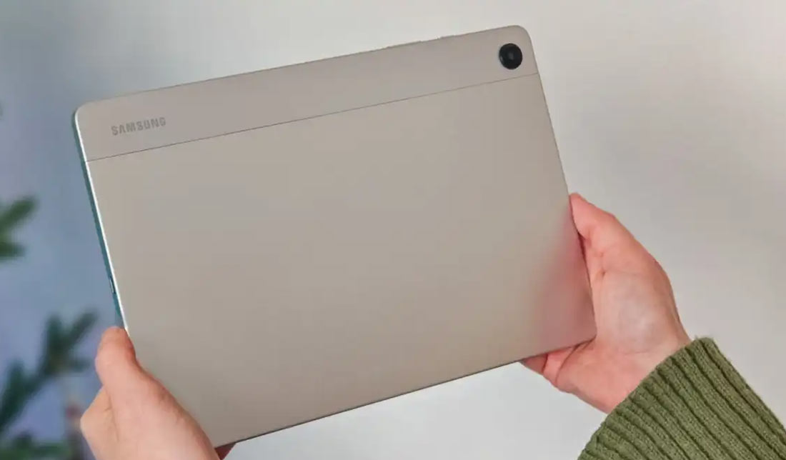 گلکسی تب ‏A9‎‏ پلاس از نمای پنل پشتی رنگ نقره‌ای