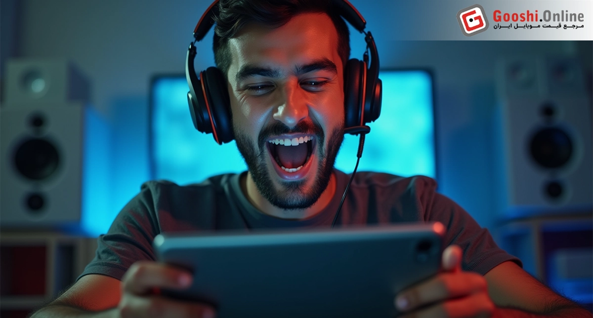 تصویری از یک شخص در حال بازی کردن با تبلت هوشمند