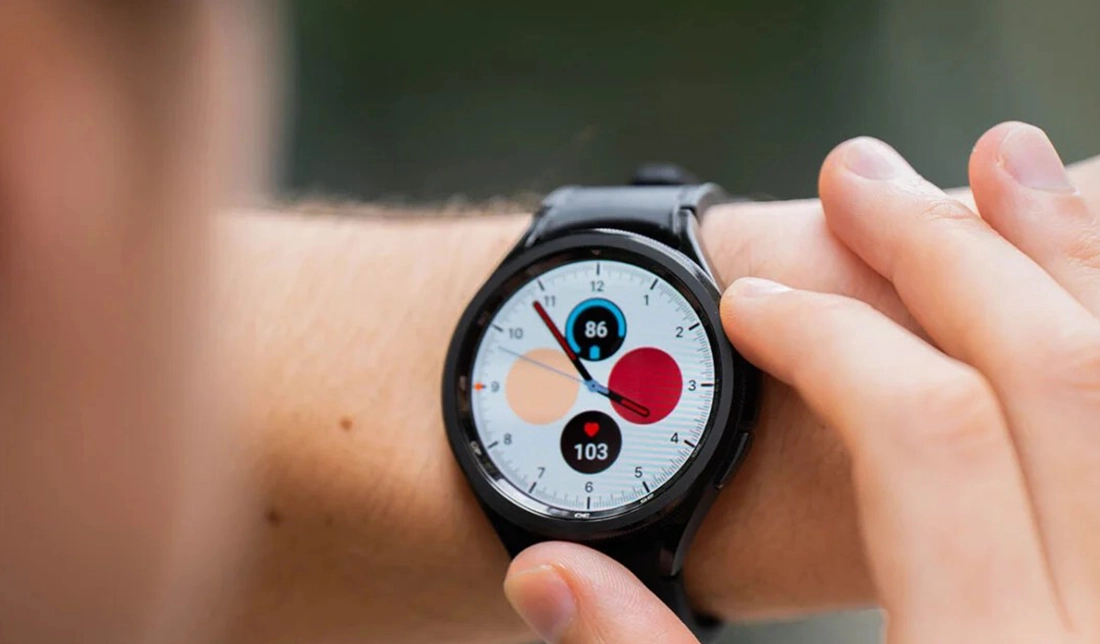 ساعت هوشمند گلکسی واچ 6 سامسونگ در نور محیط